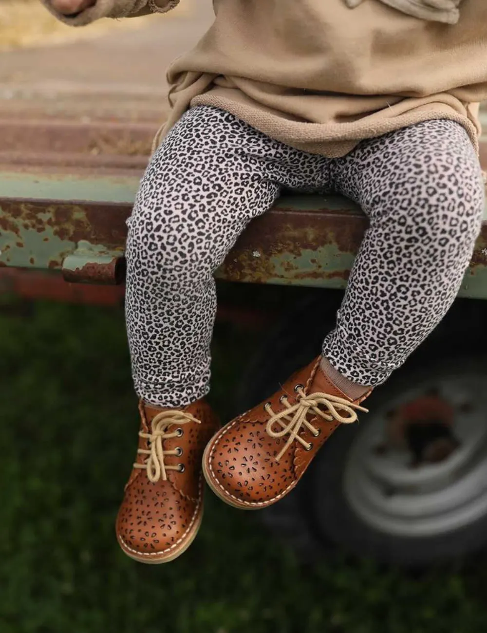 Scallop Boot Flower - Cognac